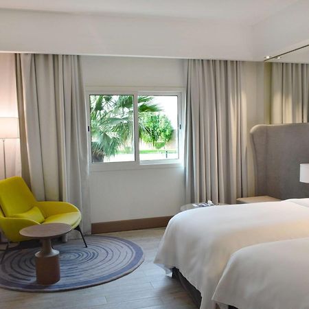 Radisson Blu Resort, Al Khobar Half Moon Bay Esterno foto A room at the hotel