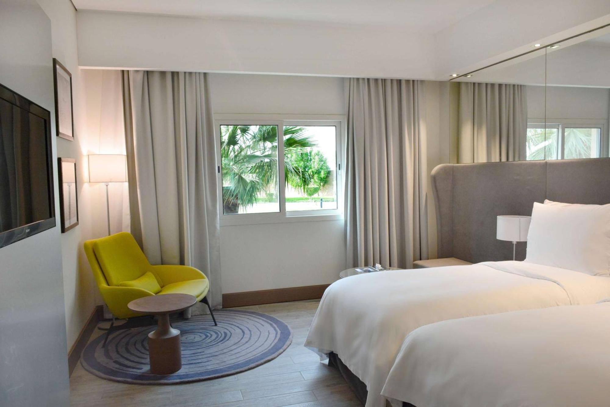 Radisson Blu Resort, Al Khobar Half Moon Bay Esterno foto A room at the hotel