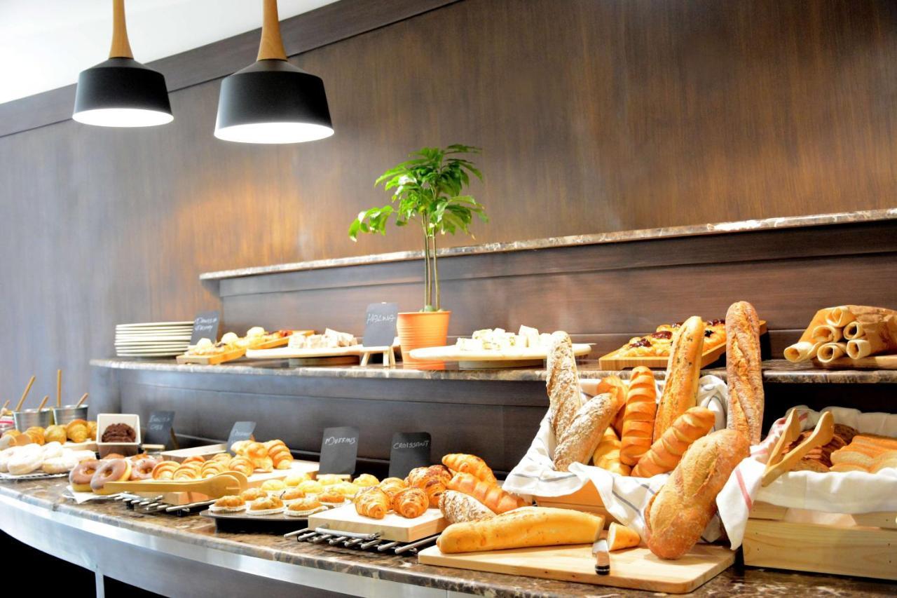 Radisson Blu Resort, Al Khobar Half Moon Bay Esterno foto A bread buffet at a hotel