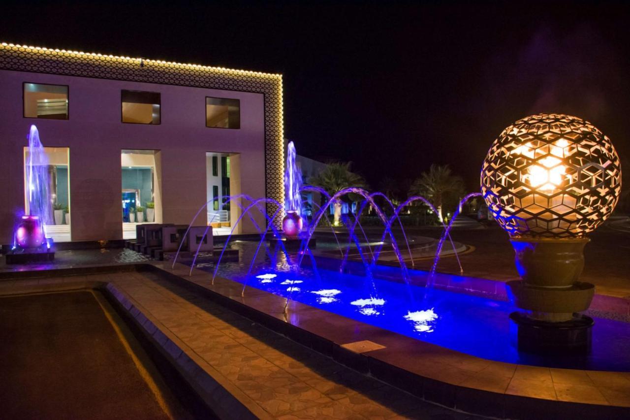 Radisson Blu Resort, Al Khobar Half Moon Bay Esterno foto Fountain at the hotel