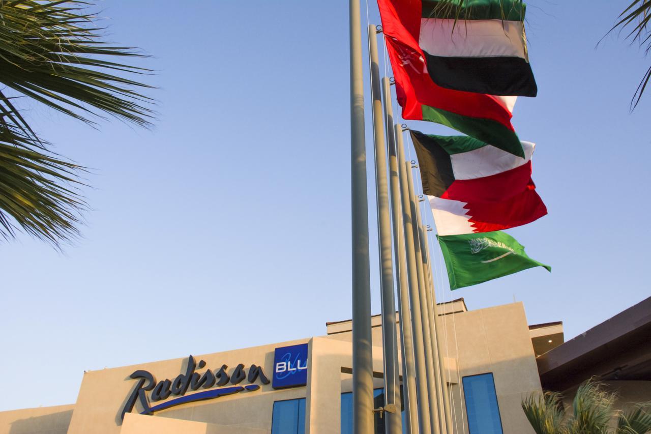 Radisson Blu Resort, Al Khobar Half Moon Bay Esterno foto Flags of the six Gulf Cooperation Council nations at a hotel in the United Arab Emirates