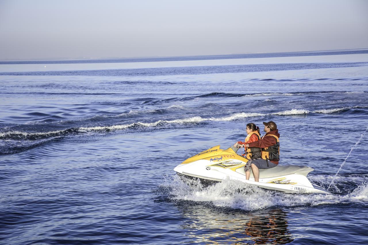 Radisson Blu Resort, Al Khobar Half Moon Bay Esterno foto Jet skiing in the Mediterranean