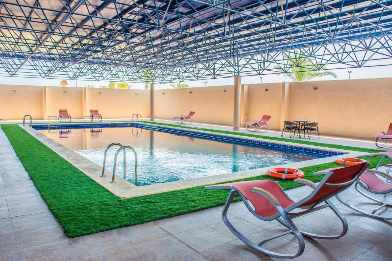 Radisson Blu Resort, Al Khobar Half Moon Bay Esterno foto Swimming pool at the hotel