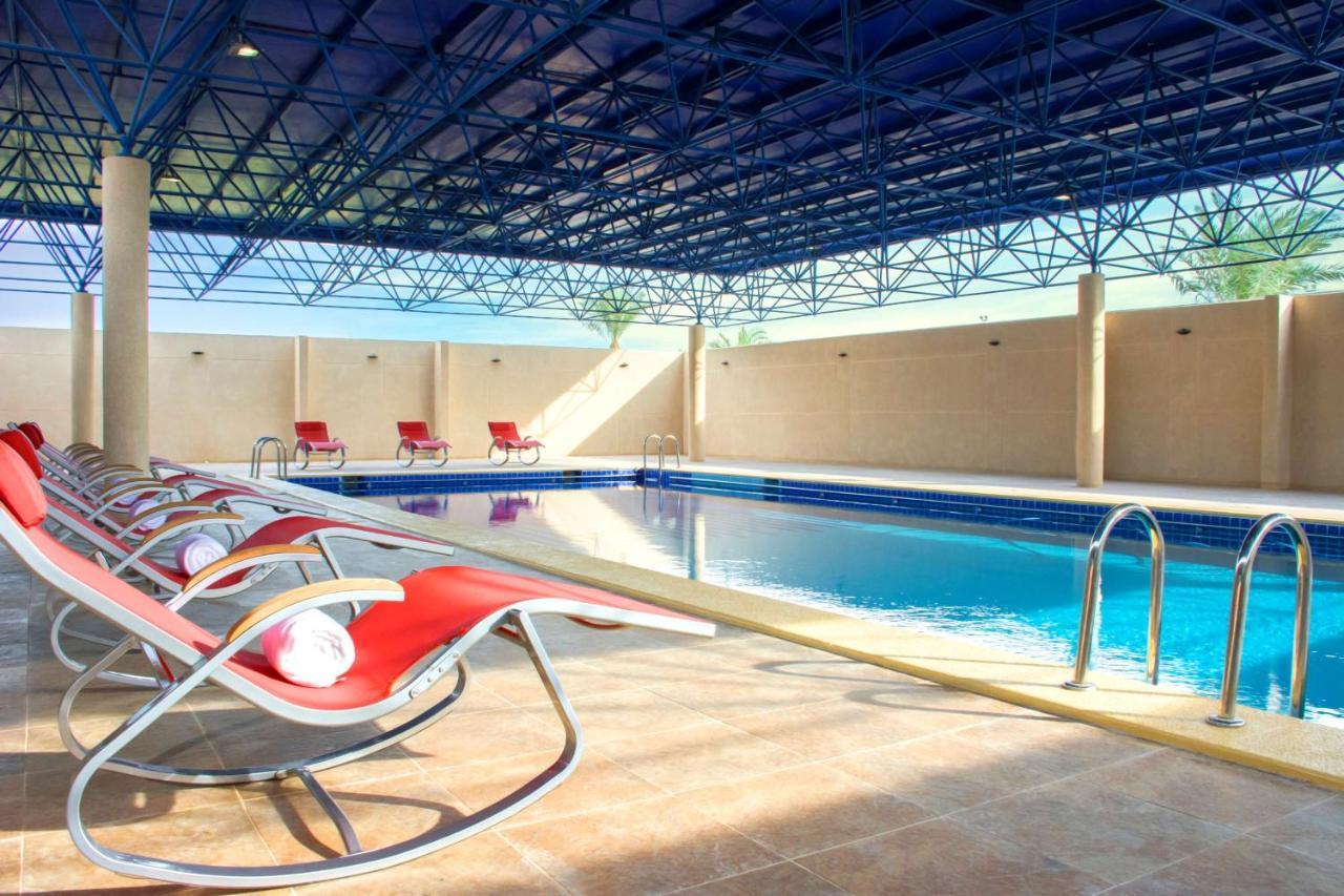 Radisson Blu Resort, Al Khobar Half Moon Bay Esterno foto Swimming pool at the hotel