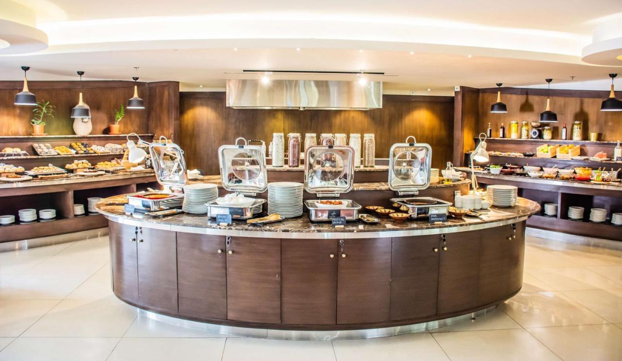 Radisson Blu Resort, Al Khobar Half Moon Bay Esterno foto A buffet at a hotel