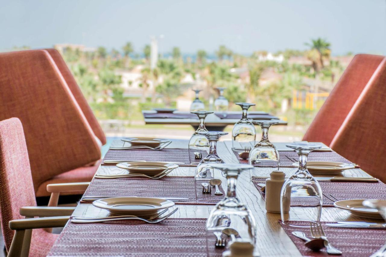 Radisson Blu Resort, Al Khobar Half Moon Bay Esterno foto The Deck